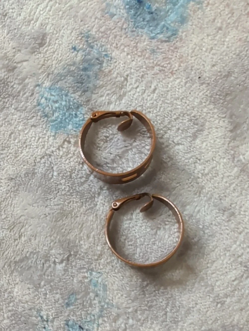 Retro Brown Cutout Hoop Clip-On Earrings – Vintage Women's Jewelry 1